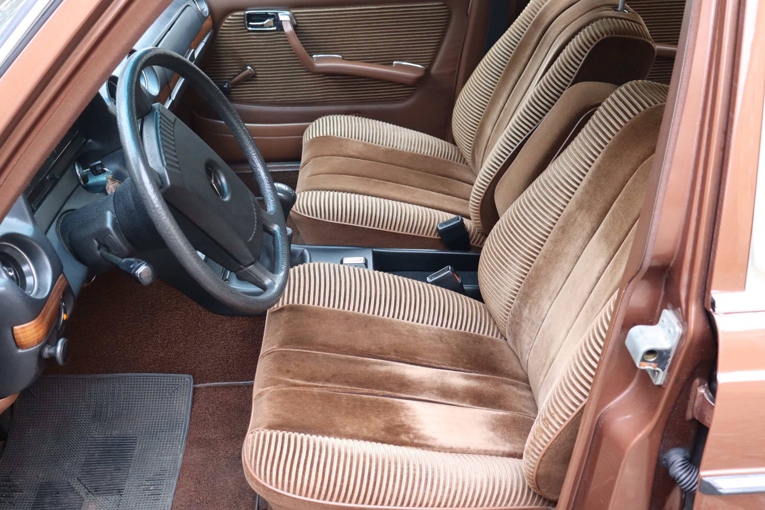 Mercedes 280 E W123 Anno 1976 colore Milan Brown e interno Velluto Brazil Fantastica!!Rara!! - immagine 45