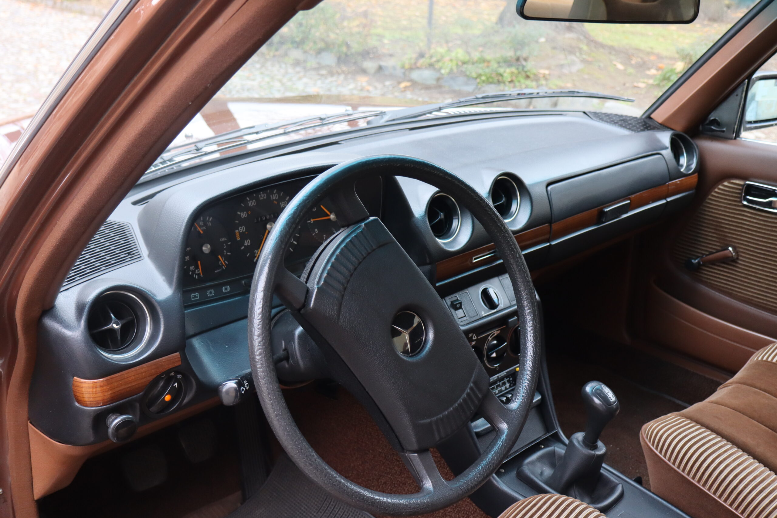 Mercedes 280 E W123 Anno 1976 colore Milan Brown e interno Velluto Brazil Fantastica!!Rara!! - immagine 44