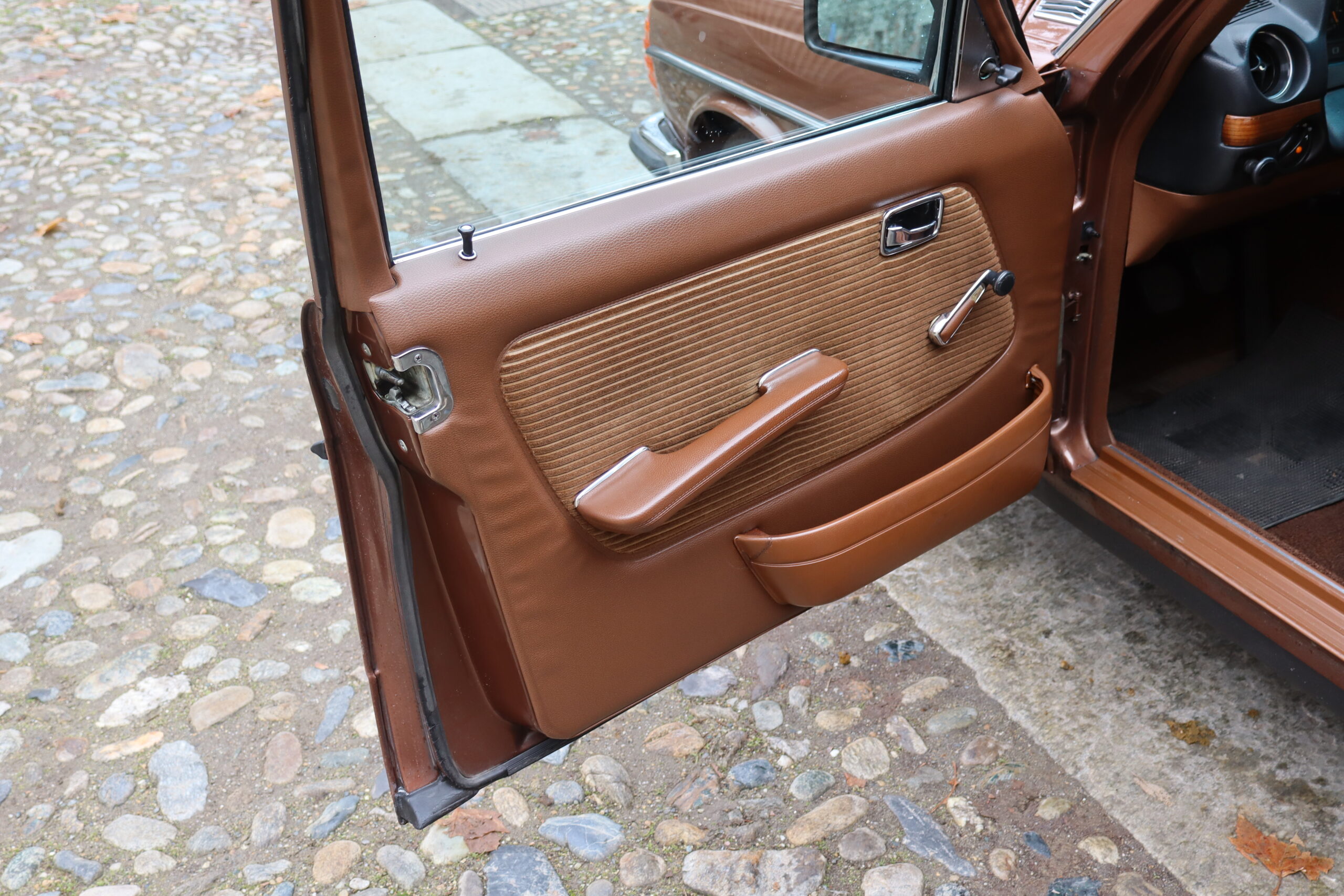 Mercedes 280 E W123 Anno 1976 colore Milan Brown e interno Velluto Brazil Fantastica!!Rara!! - immagine 39