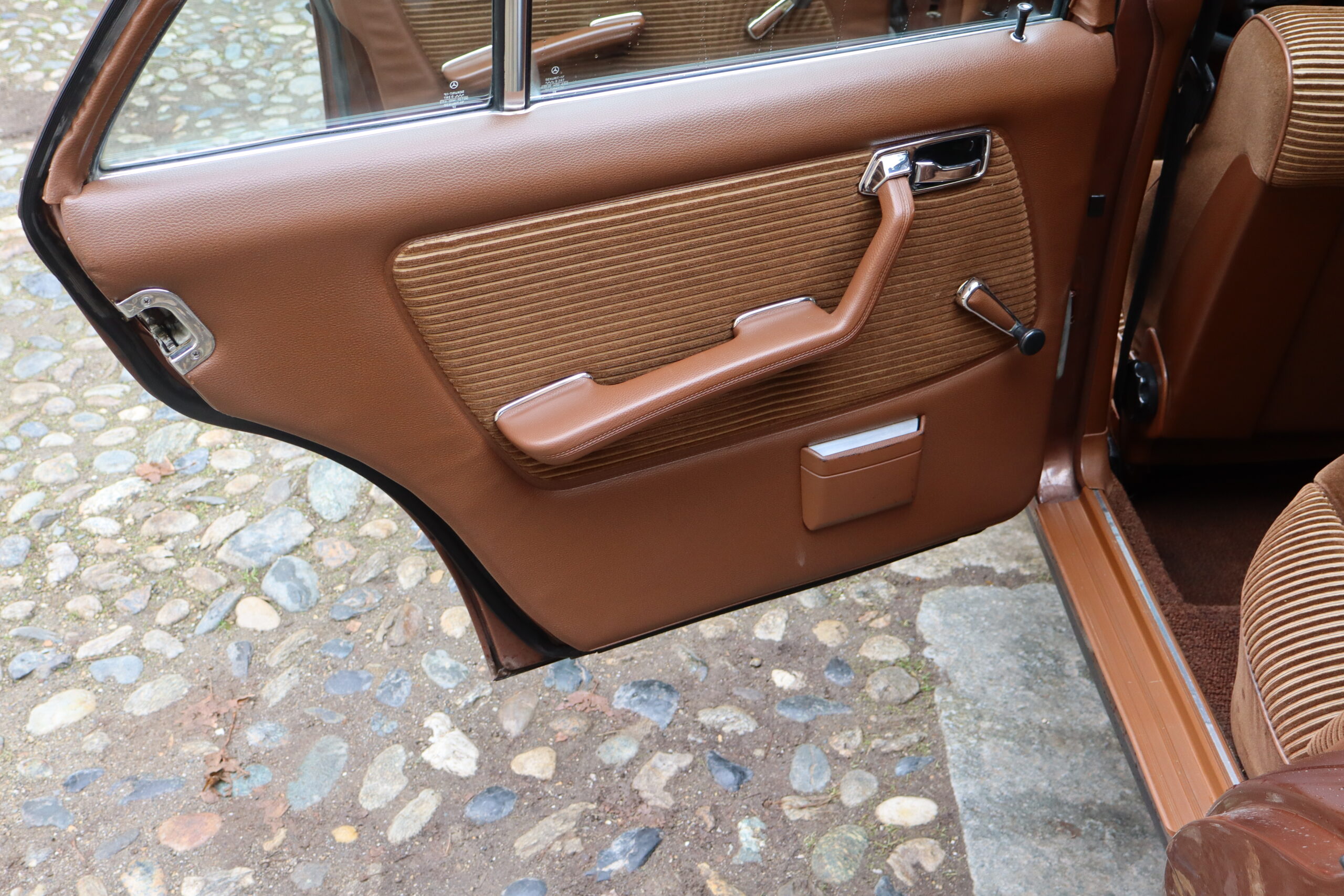 Mercedes 280 E W123 Anno 1976 colore Milan Brown e interno Velluto Brazil Fantastica!!Rara!! - immagine 38