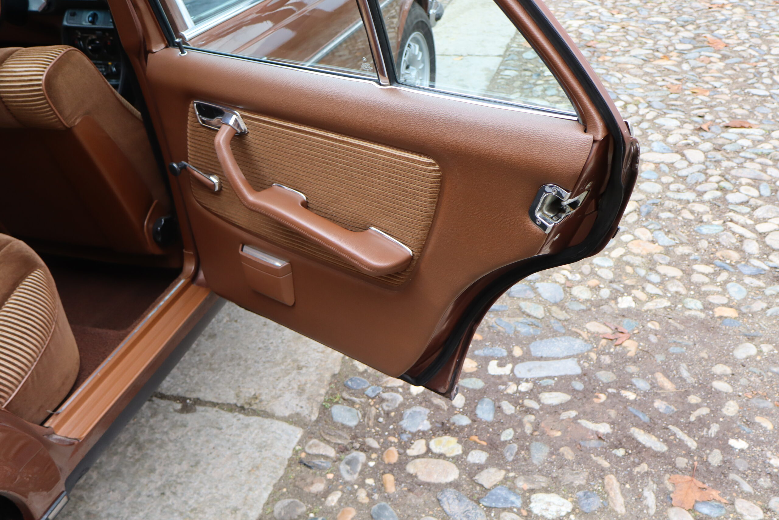 Mercedes 280 E W123 Anno 1976 colore Milan Brown e interno Velluto Brazil Fantastica!!Rara!! - immagine 31