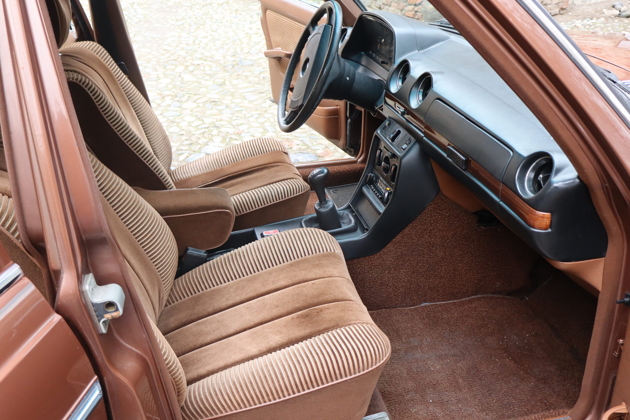 Mercedes 280 E W123 Anno 1976 colore Milan Brown e interno Velluto Brazil Fantastica!!Rara!! - immagine 29
