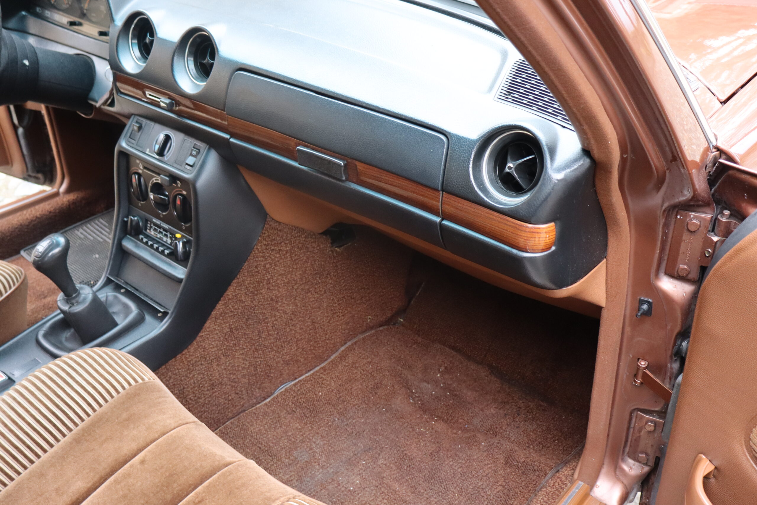 Mercedes 280 E W123 Anno 1976 colore Milan Brown e interno Velluto Brazil Fantastica!!Rara!! - immagine 28