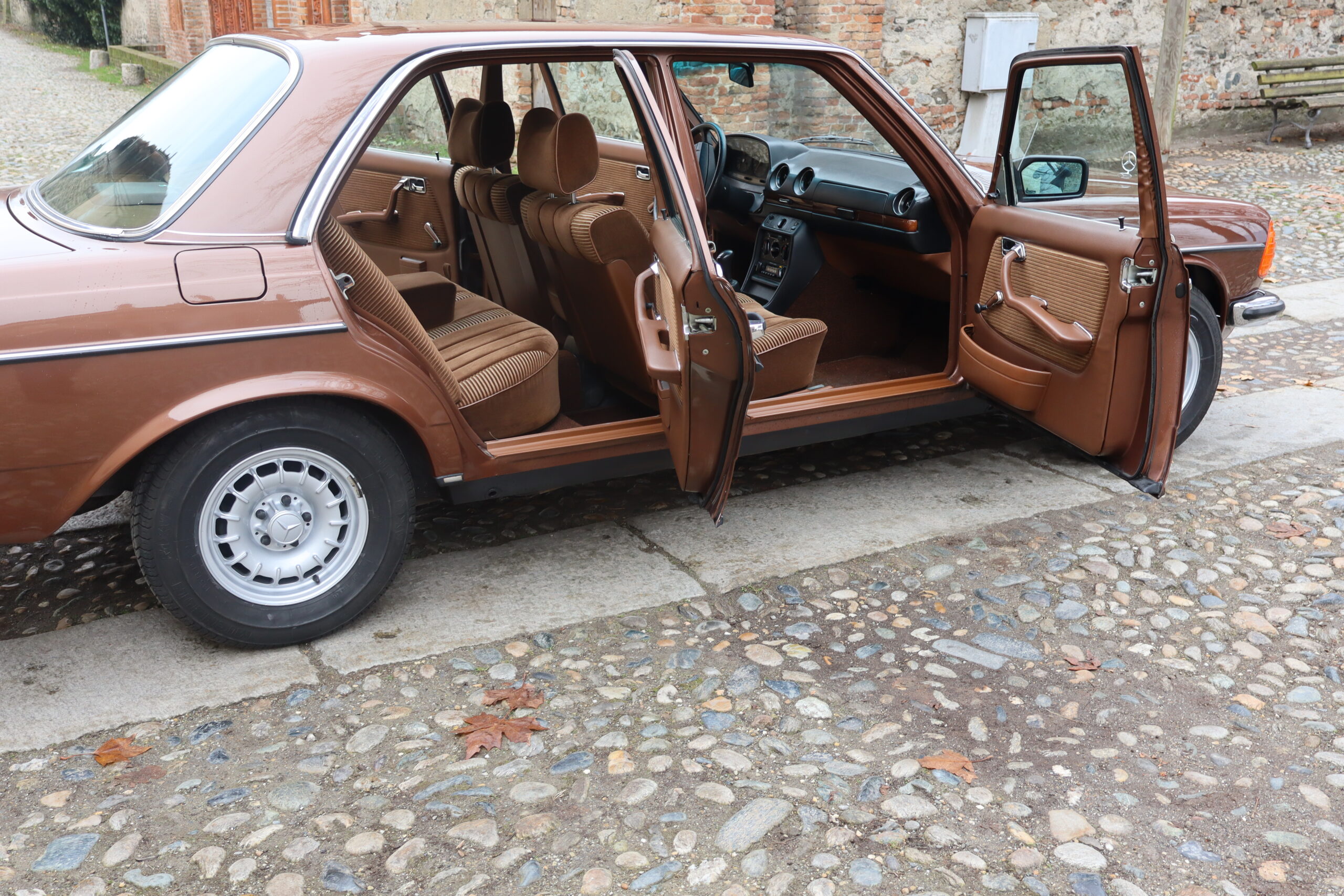 Mercedes 280 E W123 Anno 1976 colore Milan Brown e interno Velluto Brazil Fantastica!!Rara!! - immagine 24