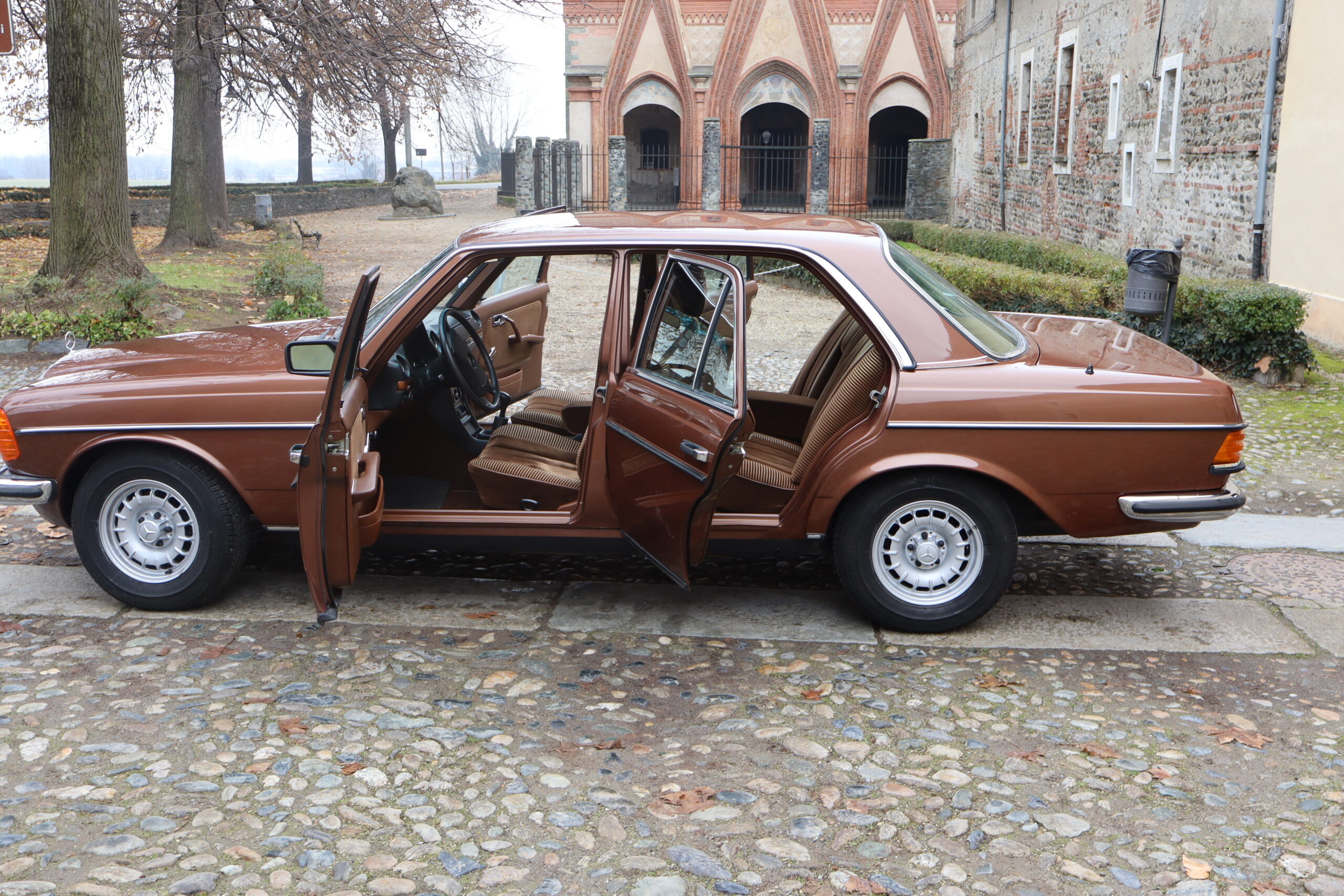 Mercedes 280 E W123 Anno 1976 colore Milan Brown e interno Velluto Brazil Fantastica!!Rara!! - immagine 21