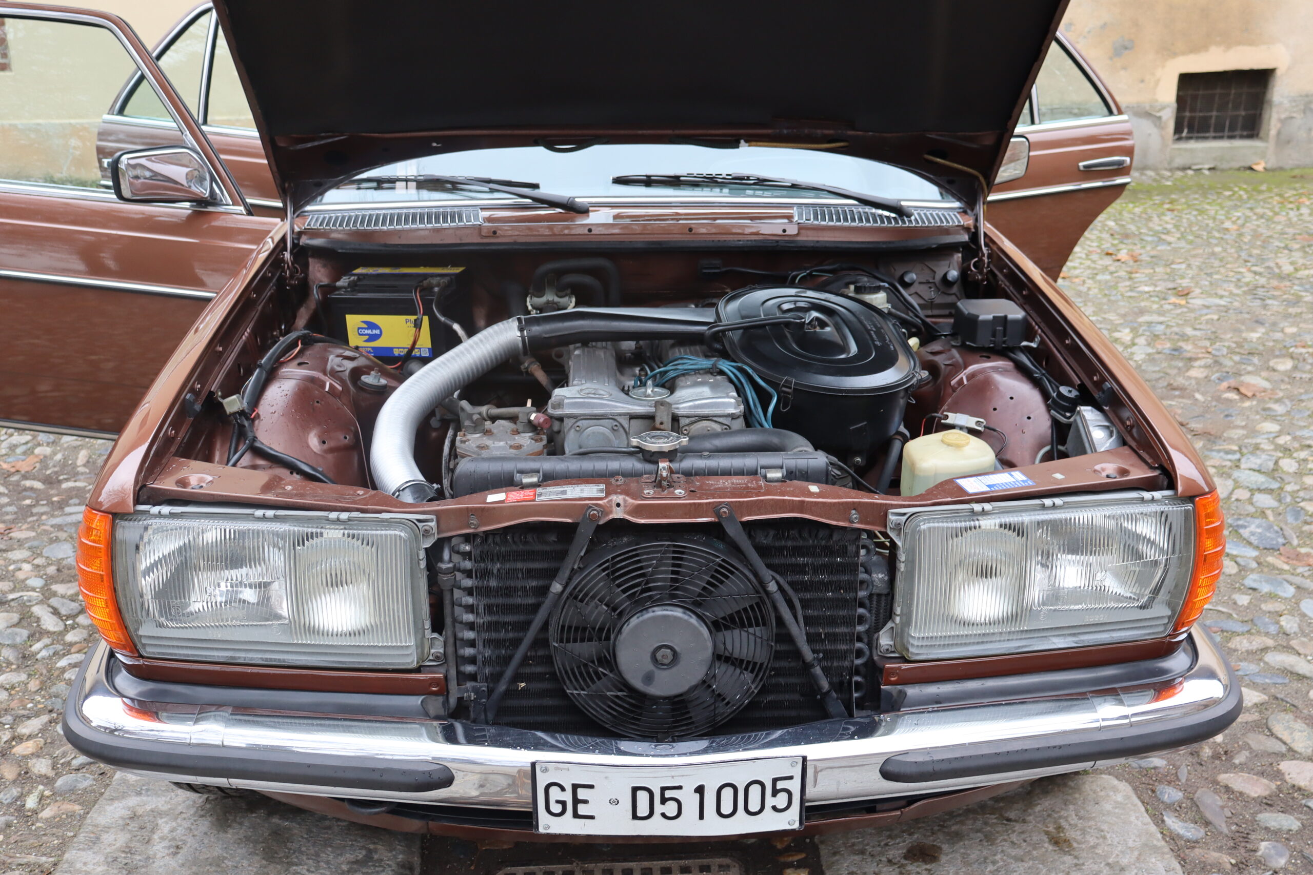 Mercedes 280 E W123 Anno 1976 colore Milan Brown e interno Velluto Brazil Fantastica!!Rara!! - immagine 17