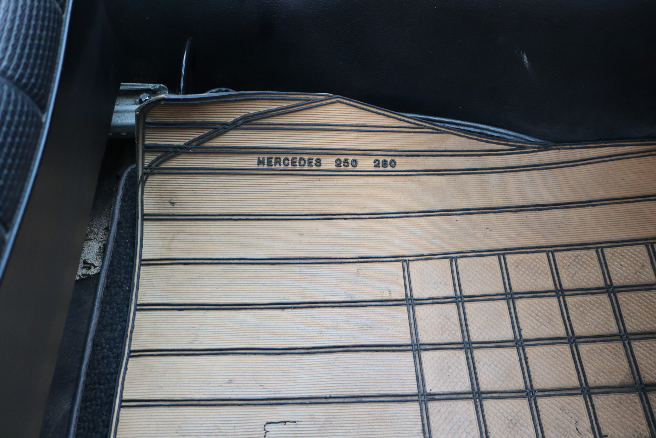 Mercedes 280 CE in condizioni spettacolari, libretto tagliandi ,Full Optional, introvabile cosi configurata! - immagine 34